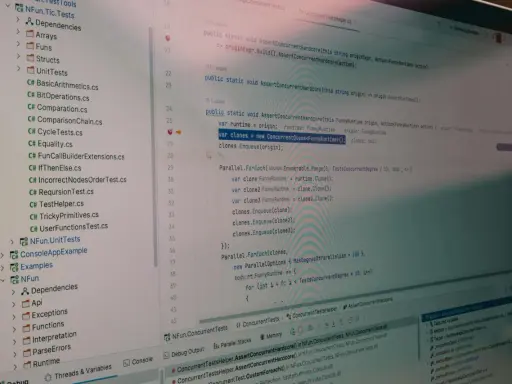 Kod C# z przykładami wyrażeń regularnych, pokazujący tworzenie i klonowanie obiektów w kontekście testów współbieżności.