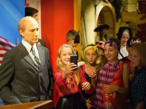 Dzieci robią selfie z woskową postacią w muzeum figur woskowych Ustka.