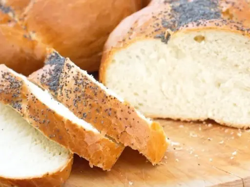 Pyszny, domowy chleb z makiem, idealny do każdego posiłku. Ten przepis na chleb jest prosty i szybki.