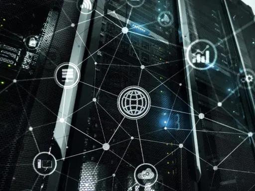 Serwerownia z siecią połączeń, symbolizującą globalną komunikację i standardy takie jak ISO 20022.