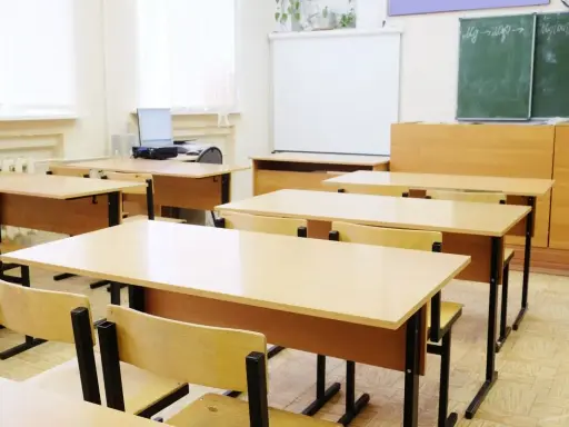 Puste ławki i krzesła w klasie, gdzie kiedyś siedzieli uczniowie. Jakie przedmioty odchodzą w 7 klasie? Może już nie będzie lekcji o tym, co jest na zdjęciu.