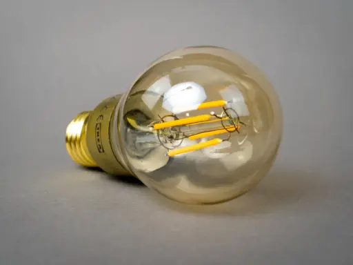 Energooszczędna żarówka LED z widocznymi elementami świetlnymi, idealna do stworzenia przytulnej atmosfery.