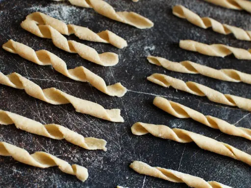 Sagne salentine appena fatte, pronte per essere cotte e gustate. La loro forma attorcigliata cattura il sugo.