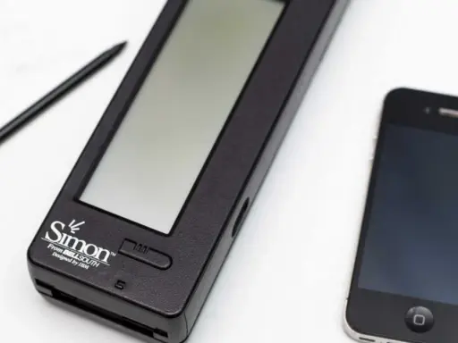 Pierwszy telefon dotykowy Simon obok nowoczesnego smartfona. Stylus leży obok.
