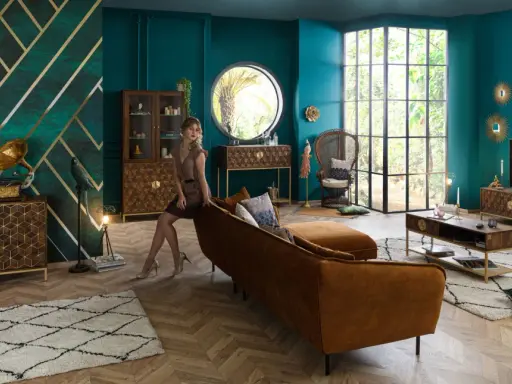 Elegante Art-déco-Innenarchitektur mit smaragdgrünen Wänden, geometrischen Mustern und luxuriösen Möbeln.