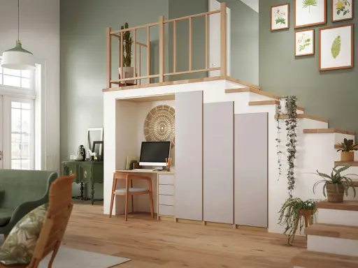 Bureau intégré sous l'escalier, avec plantes retombantes et cadre en bois. Une belle idee deco cage escalier.