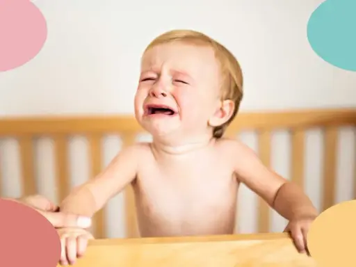 Un bebé de 11 meses llora desconsoladamente en su cuna. Parece que el sueño no llega y está muy molesto.
