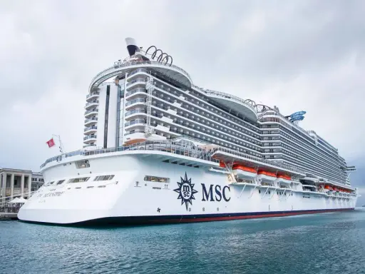 MSC Seaside, un gigante del mare, attracca in porto. Le sue dimensioni imponenti dominano lo skyline.
