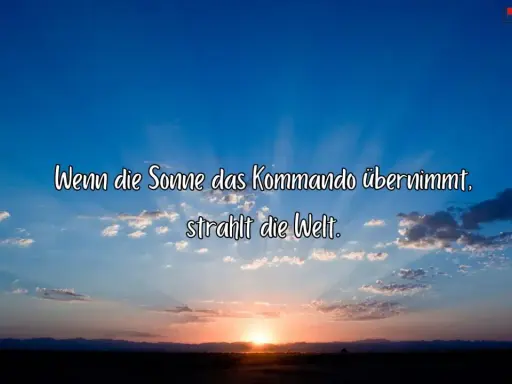 Sonnenuntergang mit Strahlen, die sich über den Himmel ziehen. Ein friedlicher Platz an der Sonne, wo die Welt erstrahlt.