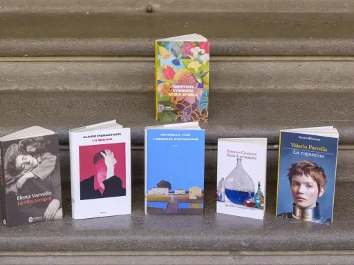 Libri in mostra, tra cui "La vita sempre" e "La ragazzina", candidati ai premi letterari più importanti.