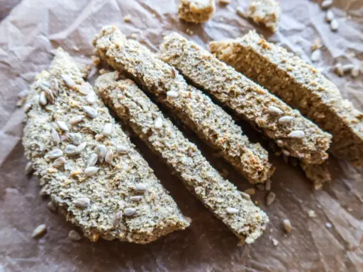 Glutenfria brödpinnar med solrosfrön, perfekta att baka själv.
