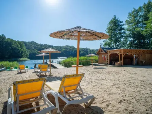 Piękna plaża z leżakami i parasolami, drewniana sauna i jezioro. Idealne miejsce na relaks, to najlepsza agroturystyka w Polsce.