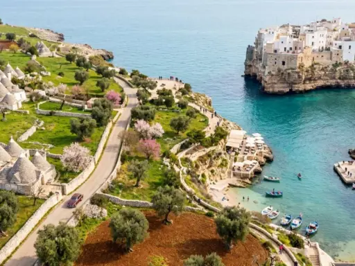 Un tour Puglia 3 giorni tra trulli, ulivi e il mare cristallino di Polignano a Mare.