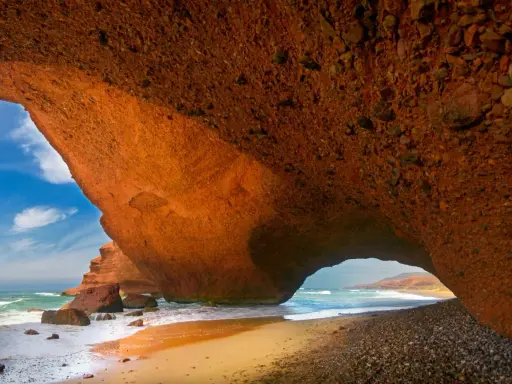 Podczas zwiedzania Agadiru, koniecznie zobacz skalne łuki na plaży Legzira. To niesamowite formacje skalne nad oceanem.