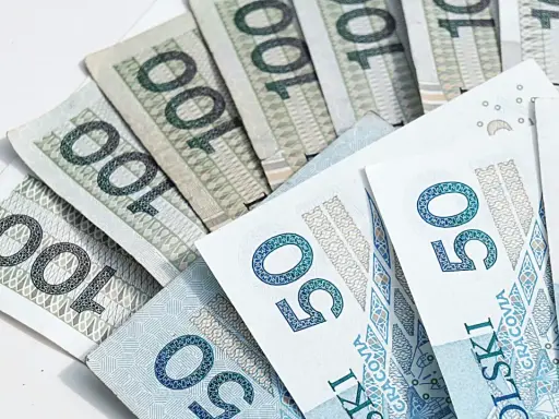 Złotówki 100 i 50. Zwrot kosztów wysyłki przy odstąpieniu od umowy to ważna kwestia dla konsumentów.