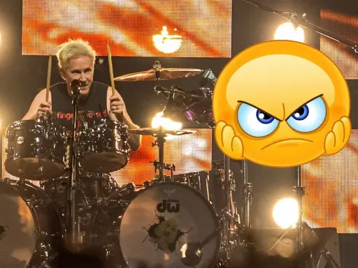 Taylor Hawkins, Foo Fighters trummis, bakom sitt trumset. En arg emoji täcker en del av bilden.