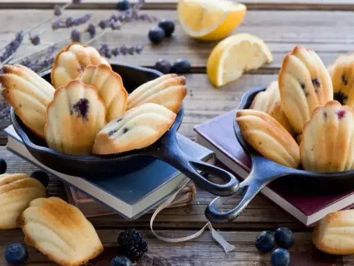 Délicieux biscuits madeleine au thermomix, parsemés de myrtilles et de lavande.
