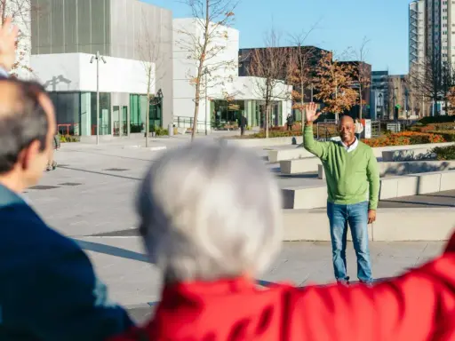 Trzech seniorów wita się na placu. To inspiracja, jak założyć klub seniora i budować społeczność.