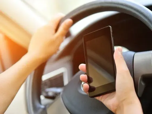 Telefon za kierownicą: 500 zł, 12 pkt. karnych? Uniknij kary!