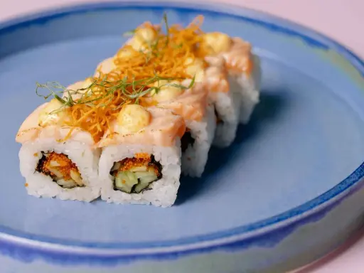 Rolka sushi z łososiem i warzywami, idealna na bezpieczny posiłek dla przyszłej mamy.