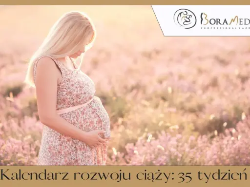 Kobieta w kwiecistej sukience, w 35 tygodniu ciąży, delikatnie dotyka brzucha na tle kwitnącej łąki.