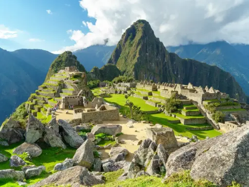 Machu Picchu, jedna z największych atrakcji Ameryki Południowej, wznosi się na tle gór.