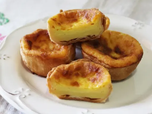 Pastel de arroz con relleno cremoso y masa hojaldrada, un bocado delicioso.