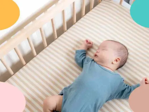 Un bebé de 1 mes duerme plácidamente en su cuna. Descubre cómo dormir a un bebé de 1 mes con estos consejos.