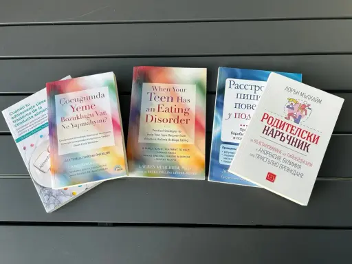 Książka "When Your Teen Has an Eating Disorder" i inne publikacje o zaburzeniach odżywiania, oferujące wsparcie dla rodziców i nastolatków.