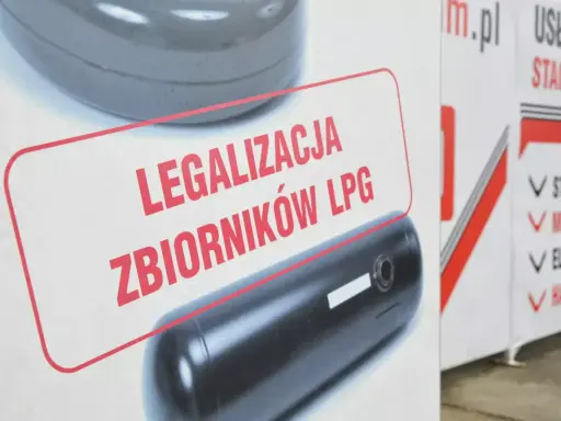Zbiornik LPG z napisem "Legalizacja zbiorników LPG" na tle innego zbiornika.