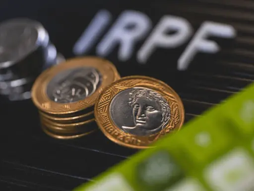 Monedas y calculadora, sugiriendo la tributación de un plan de pensiones.