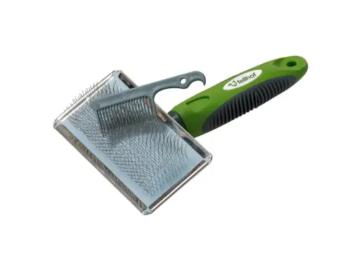 Bürste mit grünem Griff für die Fellpflege. Ideal, um das Lammfell zu pflegen und Verfilzungen zu lösen.