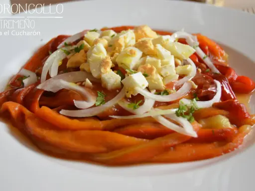Zorongollo extremeño: pimientos asados, cebolla, huevo duro y perejil, un plato tradicional para disfrutar.