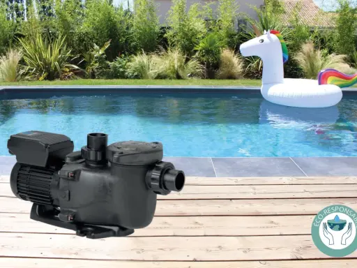 Pompe de piscine à vitesse variable, pour une consommation optimisée et une baignade sereine avec un gonflable licorne.