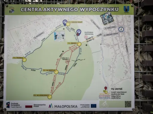 Mapa szlaków pieszych w Starym Sączu, z zaznaczonym leśnym molem, punktami kontrolnymi i czasami przejść.