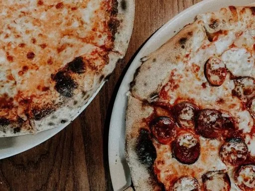 Jak odgrzać pizzę w mikrofali, by była chrupiąca? Sprawdź!