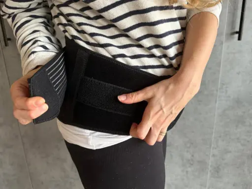 Donna indossa una cintura in gravidanza per alleviare il mal di schiena.