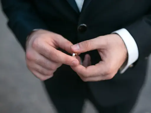 Na jakiej ręce nosi się obrączkę? Tradycje i znaczenie w Polsce