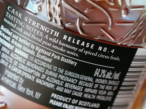Etykieta Highland Park Cask Strength Release No. 4, z nutami dymu torfowego i cytrusów, destylowana w Kirkwall, Szkocja.