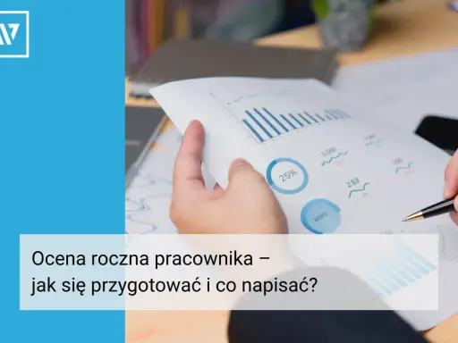 Ręce trzymają dokument z wykresem i wykresami kołowymi. Tekst: "Ocena roczna pracownika – jak się przygotować i co napisać?".