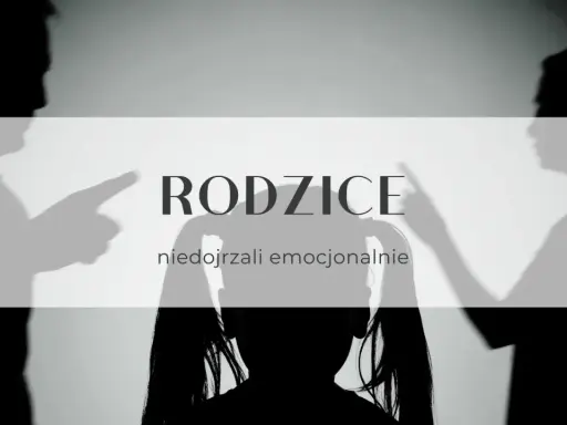 Cienie rodziców wskazują palcami na siebie, podczas gdy w centrum sylwetka dziecka. Tekst: "Rodzice niedojrzali emocjonalnie".