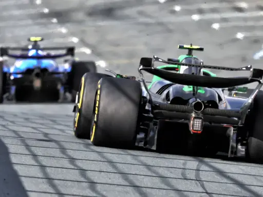 Zwei Formel 1 Autos rasen über die Strecke. Man fragt sich, wie viel PS ein Formel 1 Auto hat, um solche Geschwindigkeiten zu erreichen.