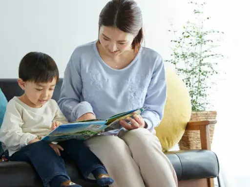 Madre e hijo comparten un momento de lectura, aprendiendo juntos. Las frases de disciplina pueden ser parte de las lecciones de vida que se transmiten.