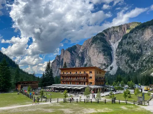 Rifugio Pederü, un albergo in legno ai piedi delle Dolomiti. Ecco come arrivare per goderti la natura.