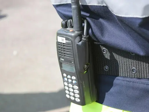Radiotelefon GP380 na pasie służbowym. Używanie go na zabronione częstotliwości w Polsce grozi konsekwencjami.