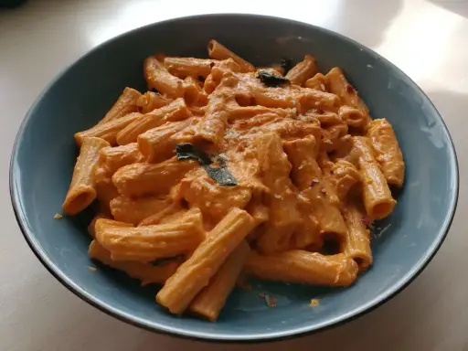 En skål med krämig vodka pasta, toppad med chiliflakes och färska örter. En riktig klassiker!