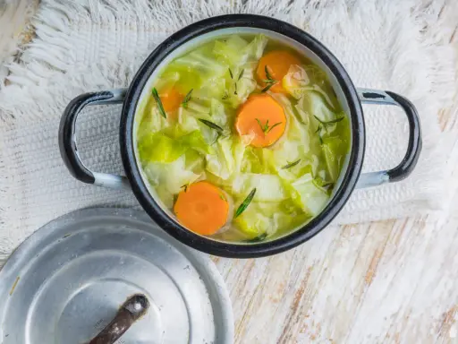 Soupe aux 7 légumes : la recette détox pour maigrir sans yoyo