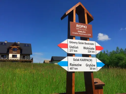 Rozdroże szlaków w Ropkach. Główny Szlak Beskidzki do Ustronia (277 km) i Wołosate (224 km). Szlak Karpacki do Rzeszowa (407 km) i Grybowa (38 km).