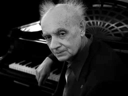 Wojciech Kilar, mistrz kompozycji, przy fortepianie, tworzący swoje najsłynniejsze utwory.