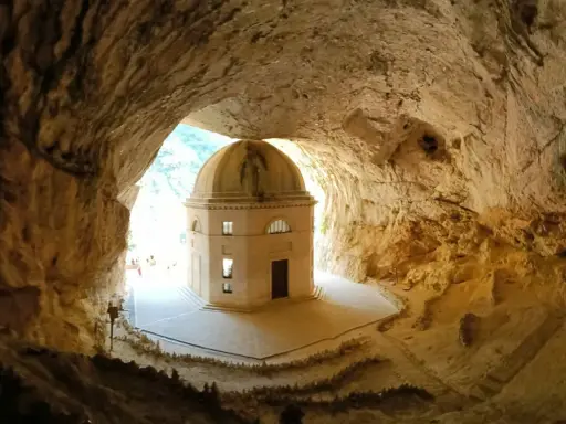 Tempio di Valadier, gioiello dell'entroterra marchigiano, incastonato in una grotta.